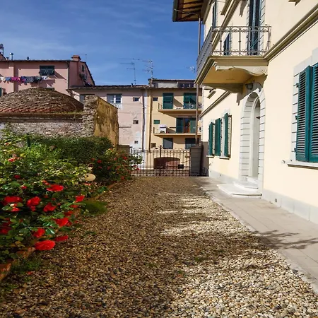 Appealing In With Terrace Apartman