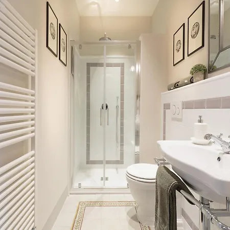 Appealing In With Terrace Apartman